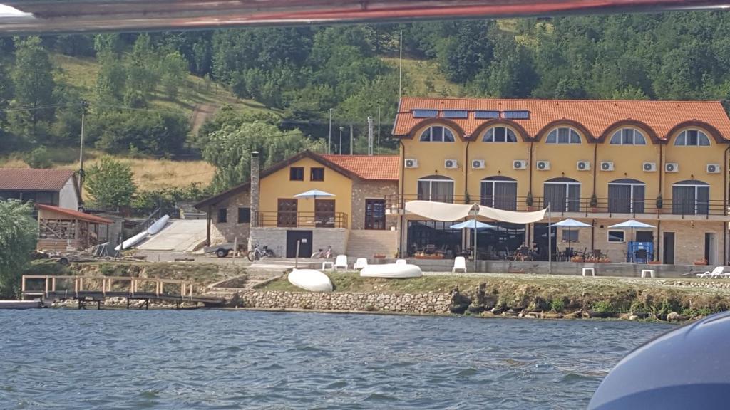 فندق Mai Danube Ieşelniţa المظهر الخارجي الصورة