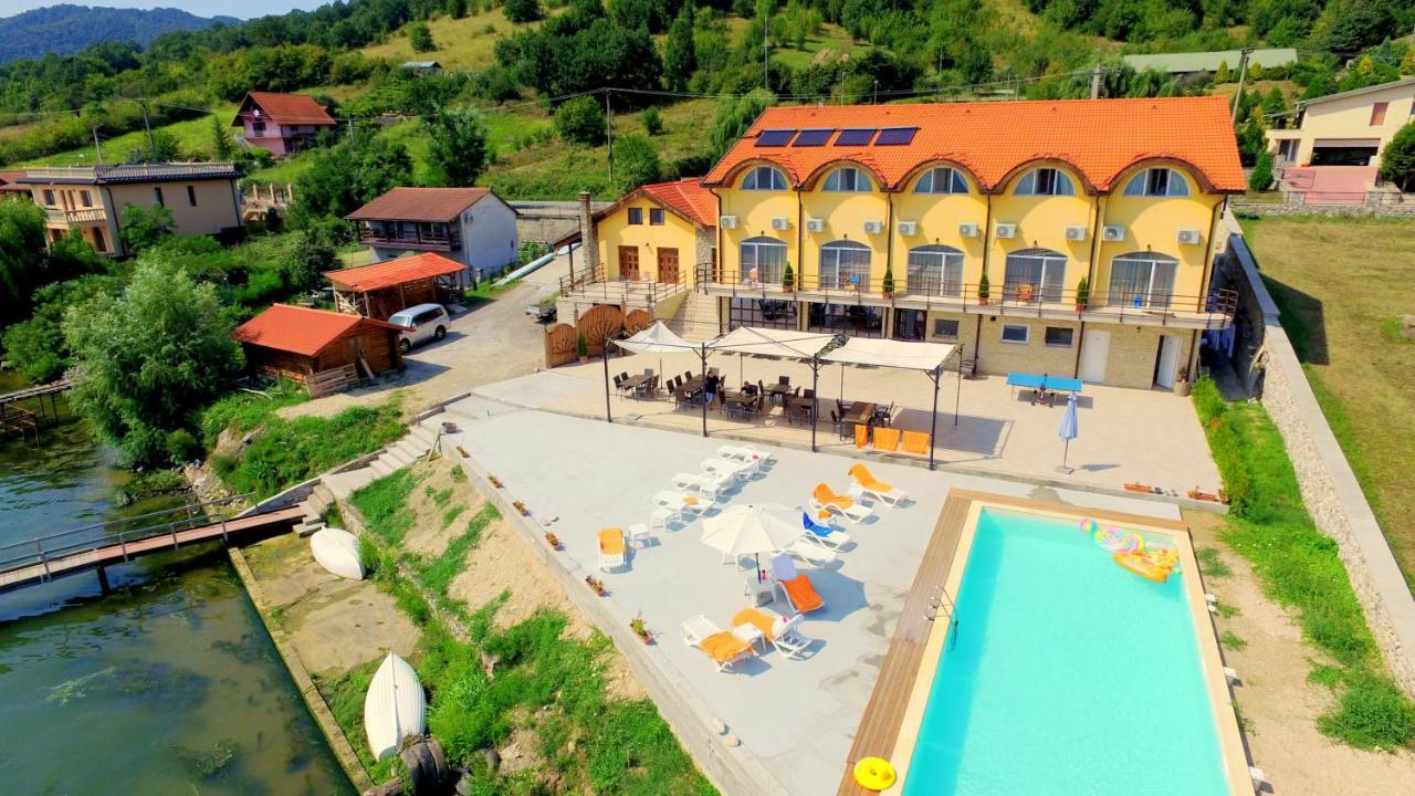 فندق Mai Danube Ieşelniţa المظهر الخارجي الصورة